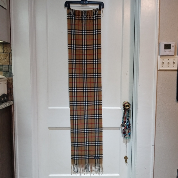 Burberry Vintage Check Brushed-Cashmere Scarf - Picture 8 of 14